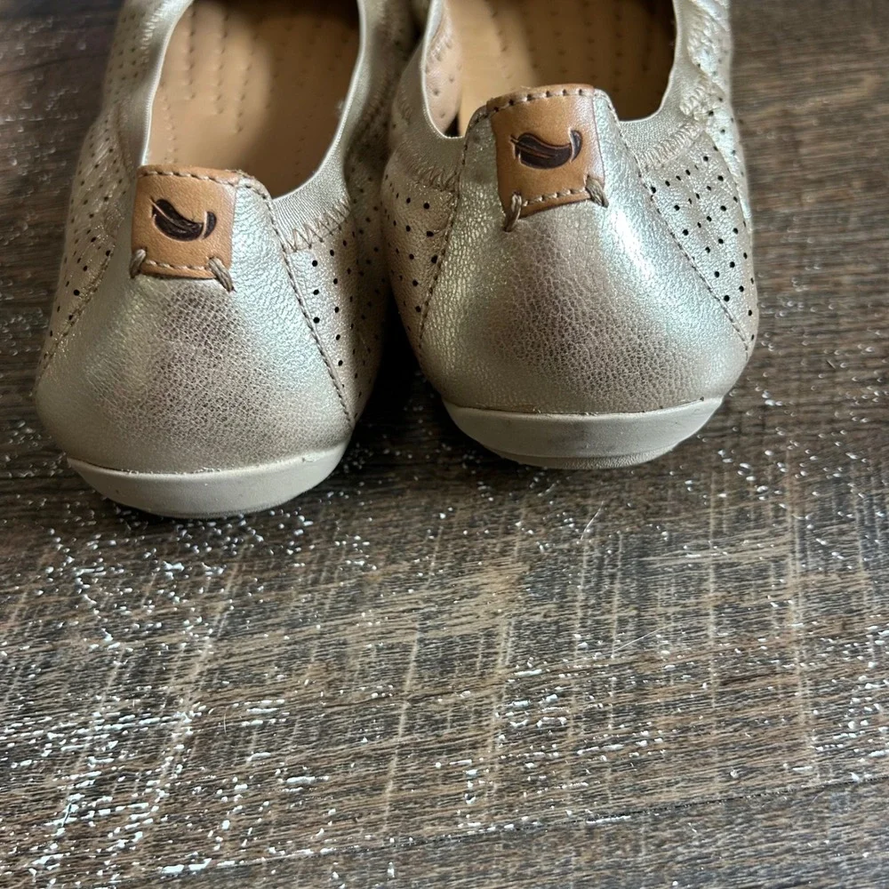 Clarks Artisan Unstructured Metallic Champagne Perforated Ballet Flats 9W